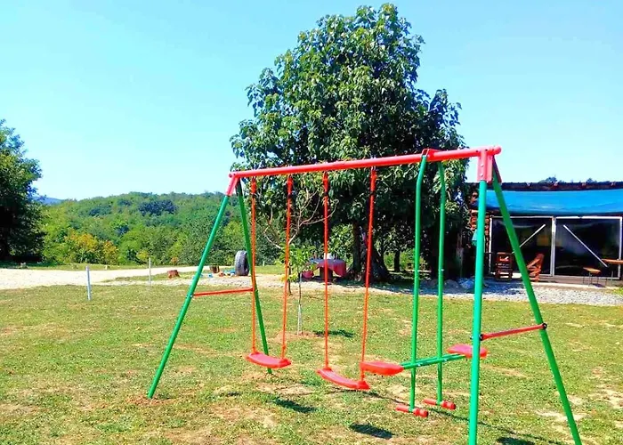 Tatil Evi Suncana Strana Fruske Gore - Veliko Imanje Sa Kucom Za Odmor Velika Remeta